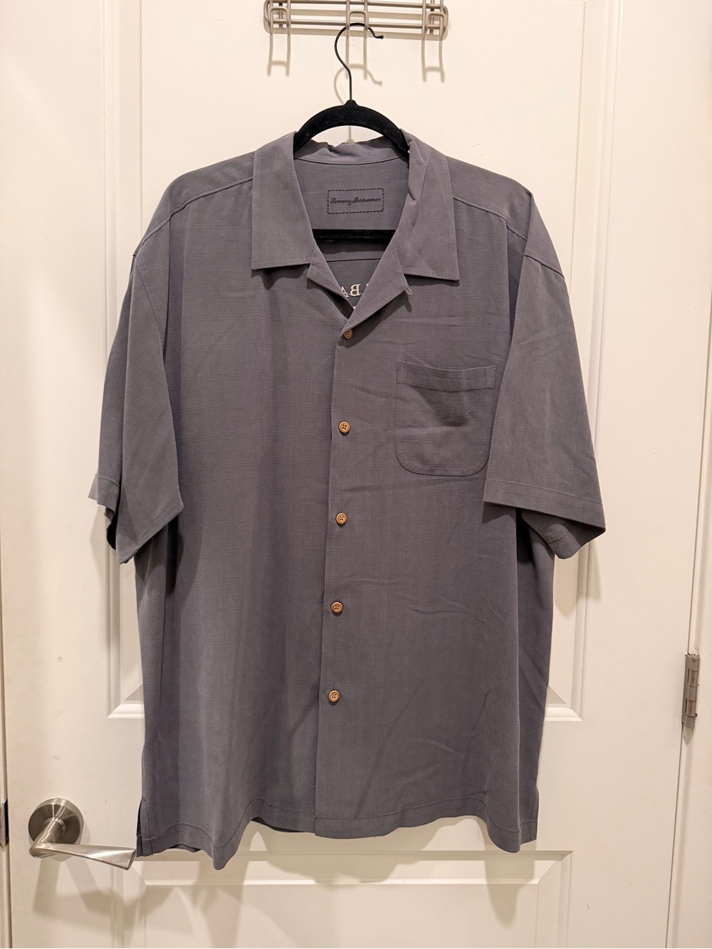 Tommy Bahama Da Vine
Intervention Silk Camp Shirt
Size XL Gray